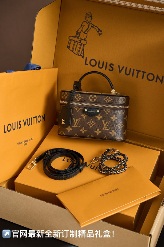 ** Authentic Vanity Chain Pouch Handbag - Italian Craftsmanship

**